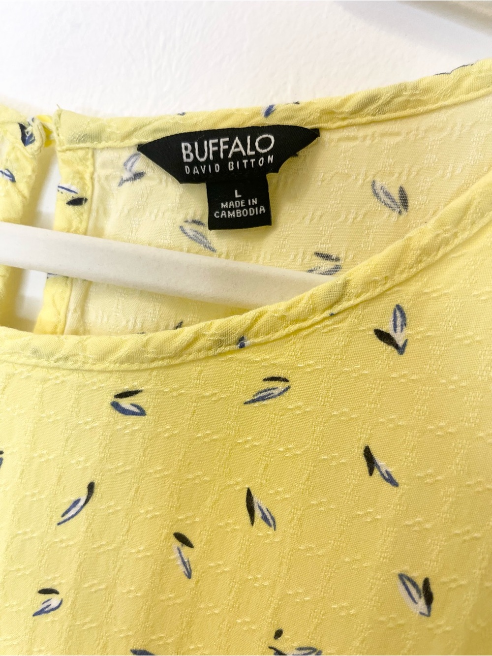 Buffalo David Bitton Yellow Short Sleeve Tie-Front Top Size Large PTP 26” - Picture 5 of 7